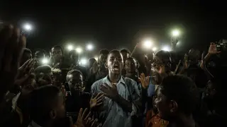 (Sudan).- A handout photo made available by World Press Photo (WPP) organization shows a picture by Yasuyoshi Chiba that won the 'Picture of the Year' award in the World Press Photo 2020 Contest as it was announced by World Press Photo on 16 April 2020. The photo shows People chant slogans as a young man recites a poem, illuminated by mobile phones, before the opposition's direct dialog with people in Khartoum on 19 June 2019. (Jartum) EFE/EPA/YASUYOSHI CHIBA / AFP / HANDOUT NO CROPPING / NO MANIPULATING / USE ONLY FOR SINGLE PUBLICATION IN CONNECTION WITH THE WORLD PRESS PHOTO AND ITS ACTIVITIES HANDOUT EDITORIAL USE ONLY/NO SALES HANDOUT EDITORIAL USE ONLY/NO SALES WORLD PRESS PHOTO CONTEST 2020