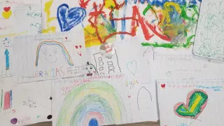 Algunos de los dibujos lanzados por los niños en la calle Valentín Gardeta.