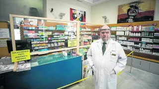 El presidente del Clúster Arahealth, Javier Ruiz Poza, en su farmacia de Zaragoza.