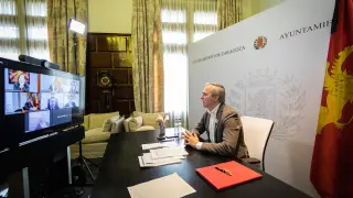 El alcalde de Zaragoza, Jorge Azcón, durante la videoconferencia con los alcaldes de las ciudades más grandes de España celebrada el pasado 14 de abril.
