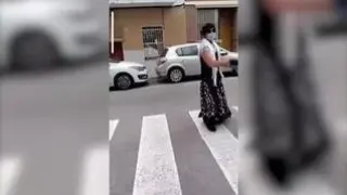 En un vídeo colgado en las redes se puede ver al investigado bailando a ritmo de la música en un paso de peatones. Ha ocurrido en Alicante.