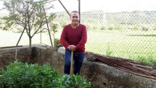 José Antonio Casaucau en su huerto, que él puede cultivar al estar pegado a su casa.