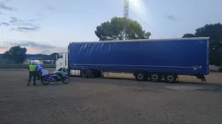 El camión del infractor, parado por la Guardia Civil