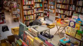 Un trabajador de la librería Laie Pau Claris, en Barcelona, prepara el envío de libros comprados por internet.