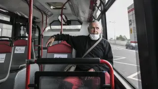 Andrés Guillén, este viernes, en un autobús de Avanza rumbo a recoger su coche para ir a Murillo de Gállego.