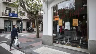Un local del centro de Zaragoza con un cartel que anuncia que está disponible.