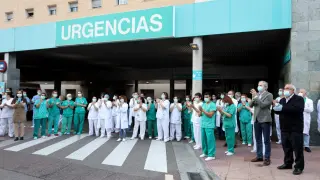 Azcón se suma al aplauso a los sanitarios a las puertas del hospital Miguel Servet