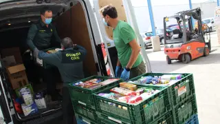 Agentes de la Guardia Civil entregan los productos recogidos para el Banco de Alimentos.