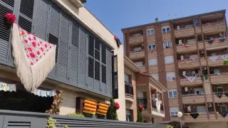 Mantones y jotas desde el balcón para celebrar el Día de la Faldeta en Fraga