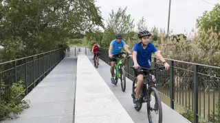 Varios personas, en bici este domingo junto al Canal Imperial.