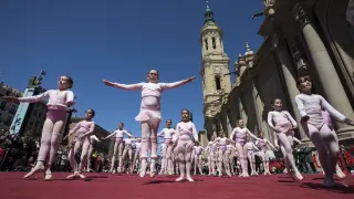 Alumnas de Arantxa Argüelles el año pasado en la plaza del Pilar durante la celebración del Día de la Danza.