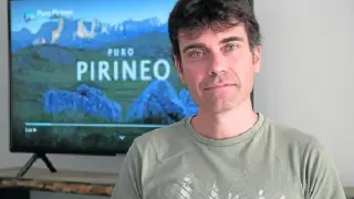 El oscense Mario Carpi y al fondo, una imagen de su ‘time lapse’ del Pirineo que se ha hecho viral.