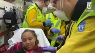 Emotiva imagen la que se produjo ayer en el Puente de Vallecas, Madrid. Los servicios de emergencia ayudaron a una joven de 24 años a dar a luz en plena calle. El parto se adelantó mientras ella y su pareja esperaban la llegada de un taxi.