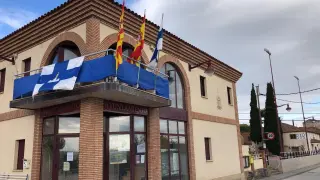 El Ayuntamiento de Santa Cruz luce sus banderas para las fiestas.