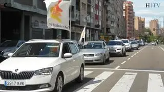 Una veintena de vehículos han salido finalmente en la caravana manifestación del 1 de mayo convocada por la Intersindical de Aragón.