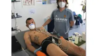 Luis Suárez, en la camilla, junto al fisioterapeuta Jesús Dueñas, en la mañana de este lunes en la Ciudad Deportiva del Real Zaragoza.