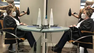 Susana riza el pelo de Rosaura en la peluquería Mondiale