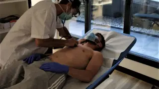 El doctor Fernando Sarasa examina a Javi Galán.
