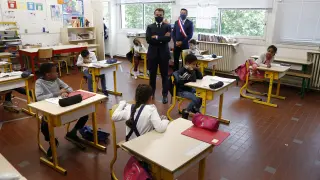 Macron, durante una visita a la escuela elemental Pierre de Ronsard, en Poissy.
