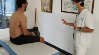 El doctor Fernando Sarasa, durante el examen médico a Pablo Insua.