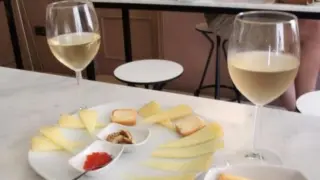 Queso con vino blanco.