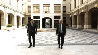 El presidente de Aragón, Javier Lambán, y el máximo responsable de CEOE, Ricardo Mur, en el Pignatellí donde este jueves mantuvieron una reunión.