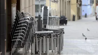 Mesas y sillas de veladores en la zona de la calle Padre Huesca.