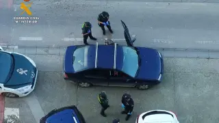 Momento en que la Guardia Civil intercepta el coche donde iban los dos investigados con un bebé.