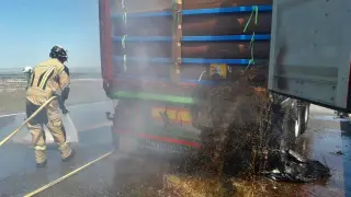 Bomberos de la DPZ sofocando las llamas de un trailer que transportaba 20.000 litros de glicerina