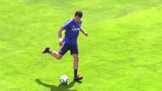 En el segundo día de entrenamientos individualizados los futbolistas del Real Zaragoza han retomado con profusión las sensaciones del golpeo de la pelota sobre la hierba, aunque sea en solitario.
