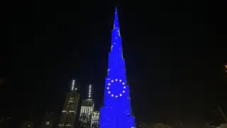 El edificio más alto del mundo, el Burj Khalifa, con la bandera de Europa para celebrar su día.