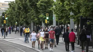 Las calles de Zaragoza se llevan a la hora del paseo