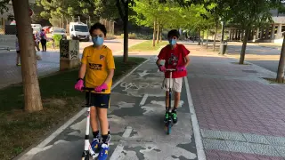 A Gonzalo le encanta ir en patinete con su hermano.
