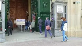 Decenas de zaragozanos han guardado fila a las puertas del Pilar este lunes para poder entrar a ver a la Virgen el primer día que la basílica abre sus puertas tras 57 días de cierre obligado por el coronavirus.