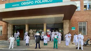 Concentración de trabajadores a las puertas del hospital Obispo Polanco de Teruel.