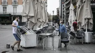 Preparativos para montar una terraza en la plaza de España de Zaragoza