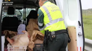 Los agentes de la Guardia Civil durante la apertura de la furgoneta.