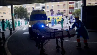 Una camilla entra a Urgencias del hospital Miguel Servet durante un momento de homenaje a los sanitarios del centro.