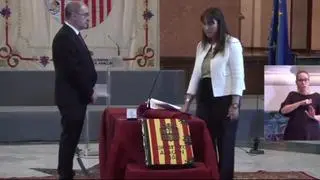La nueva consejera de Sanidad del Gobierno de Aragón, Sira Repollés, ha tomado posesión de su cargo este jueves tras la dimisión de Pilar Ventura.