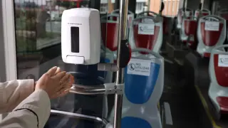 Los dispensadores automáticos que se han instalado en los vehículos del transporte público de la ciudad.