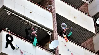Algunos oscenses secundaron una convocatoria lanzada por las redes sociales para salir a los balcones con la pañoleta verde, el símbolo más laurentino, para expresar su tristeza por la suspensión de San Lorenzo.