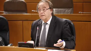El consejero de Hacienda, Carlos Pérez Anadón, en la comparecencia de este lunes en las Cortes solicitada por el PP para explicar el impacto del coronavirus.