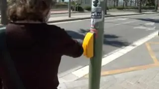 Los nuevos de Mataró, en Barcelona, tienen el botón más grande para que los peatones puedan pulsar con el codo