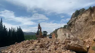 Trabajos realizados por el operativo desplegado por la DPT en el desprendimiento del pasado domingo en la carretera de Berge a Alcorisa