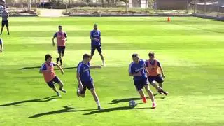 El Real Zaragoza prosigue los entrenamientos con los rondos, algunas rutinas tácticas y se la reducción de distancia entre los jugadores.