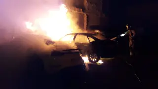 Bomberos de la DPZ han sofocado el incendio de varios vehículos está madrugada.