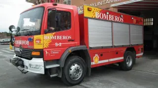 Un camión saliendo del parque de bomberos de Huesca.