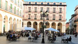 Terrazas en la plaza López Allué de Huesca en plena desescalada