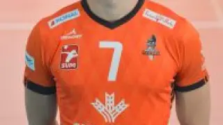 El receptor Jordi Ramón con la camiseta naranja.