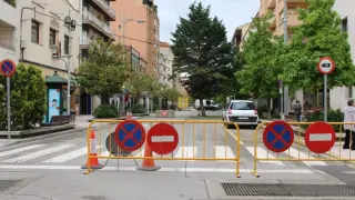 La avenida del Pilar, en el tramo entre la plaza de España y la calle Tarragona, está cerrada al trafico para facilitar el tránsito de personas y la colocación de terrazas.